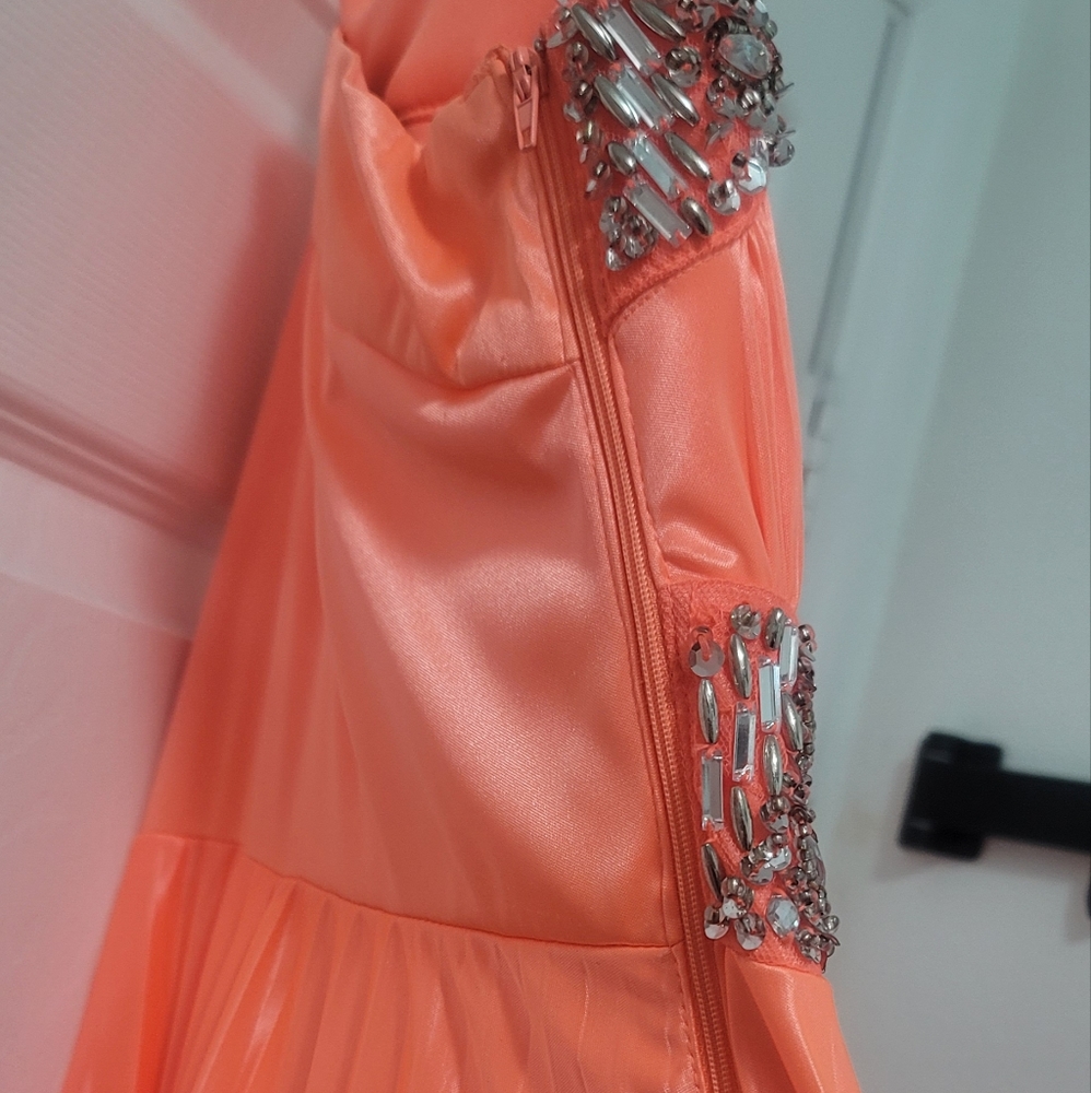 Formal dress - Picture 6 of 9